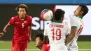 Pemain Indonesia U-23, Hansamu Yama Pranata dan Zulfiandi, berebut bola dengan pemain Myanmar U-23. (Bola.com/Arief Bagus)