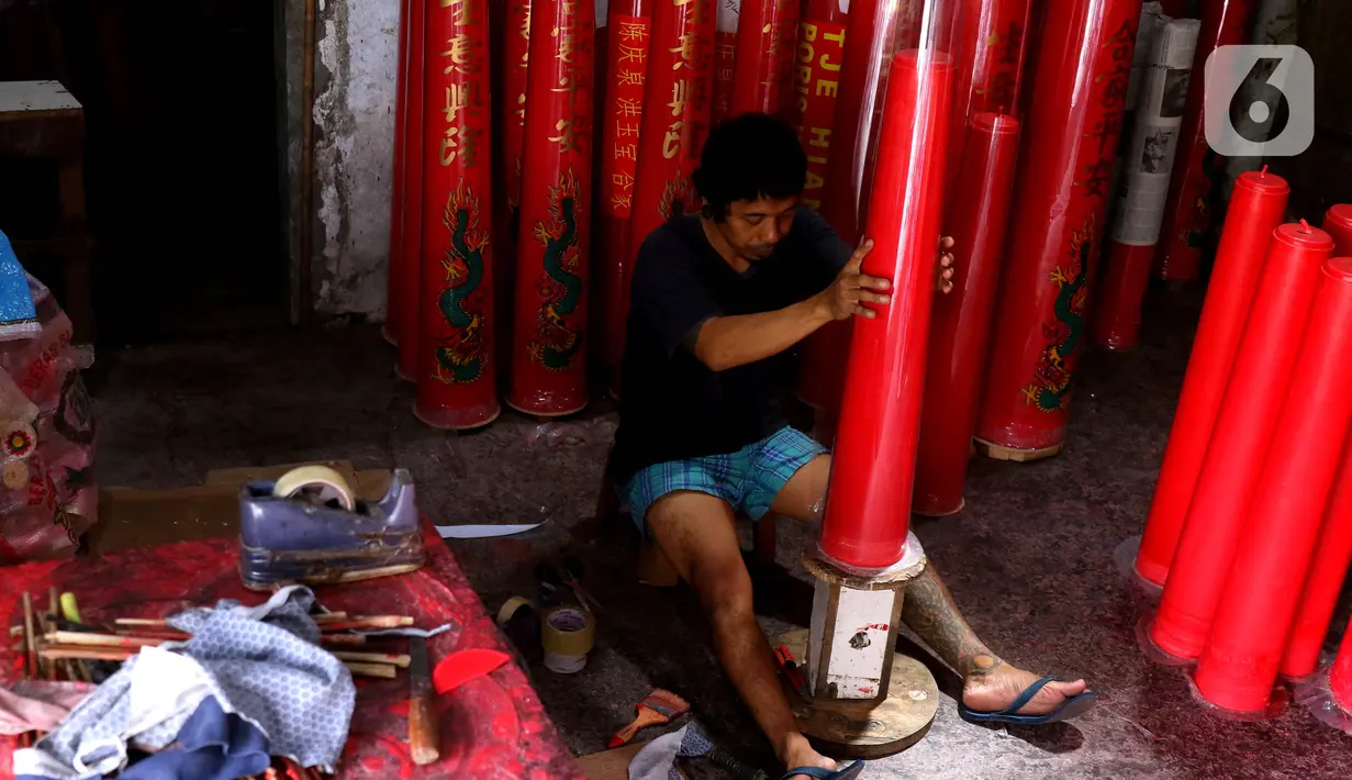 Pekerja menyelesaikan pembuatan lilin di Karawaci, Kota Tangerang, Banten, Jumat (28/1/2022). Jelang Hari Raya Imlek, produksi lilin yang dijual dari harga Rp14 ribu hingga Rp20 juta tersebut meningkat hingga lima kali lipat dibanding hari biasanya. (Liputan6.com/Angga Yuniar)