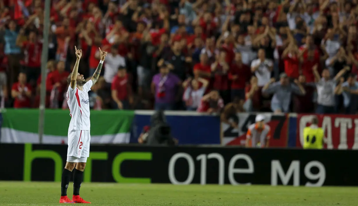 Gelandang Sevilla, Aleix Vidal merayakan selebrasi usai mencetak gol ke gawang Fiorentina pada leg pertama semifinal Europa League di Stadion Ramon Sanchez, Kamis (7/5/2015). Sevilla menang 3-0 atas Fiorentina. (REUTERS/Marcelo del Pozo)