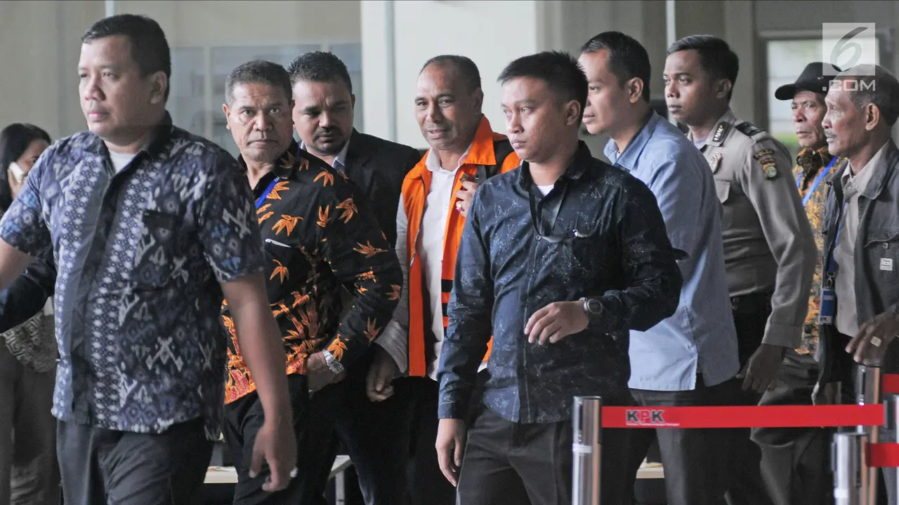 Keluar dari Gedung KPK, Bupati Ngada Marianus Sae Pakai Rompi Oranye