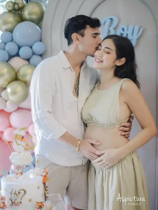 Jessica Iskandar membagikan momen gender reveal di Instagramnya. Ia tampil mengenakan one set warna earthtone dengan atasan crop top dipadukan skirt yang memamerkan baby pumpnya.