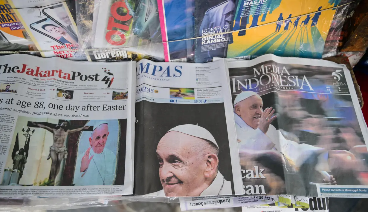 Beberapa surat kabar di Indonesia memuat berita utama tentang wafatnya Paus Fransiskus, Jakarta pada 22 April 2025. (BAY ISMOYO/AFP)