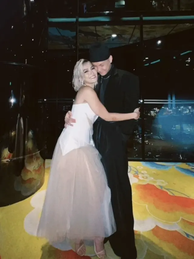 Penampilan Elegan Agnez Mo Dibalut Gaun Putih bak Pengantin. credit: [@agnezmo]