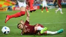 Bek Inggris, Kyle Walker, menghindar dari sergapan pemain Rusia, Georgi Shchennikov, pada laga Grup B Piala Eropa 2016 di Stade Velodrome, Marseille, Minggu (12/6/2016) dini hari WIB. (AFP/Anne-Christine Poujoulat)