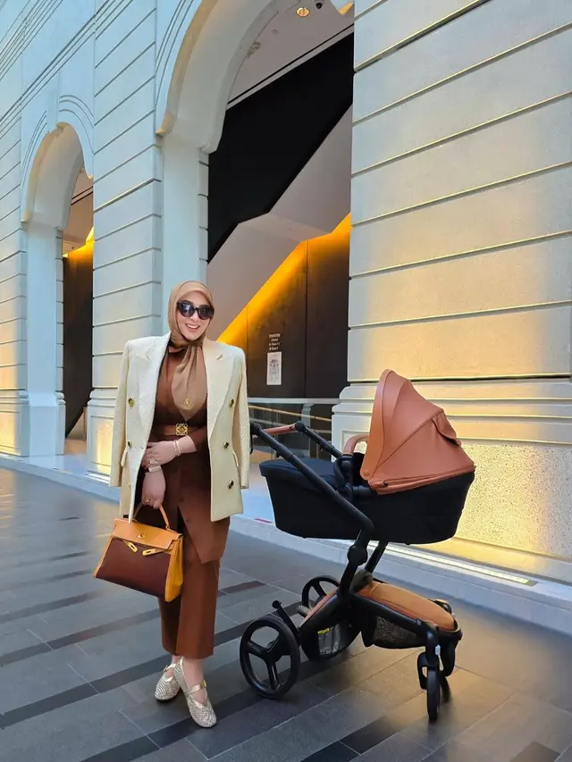 Outfit Syahrini saat Momong Anak
