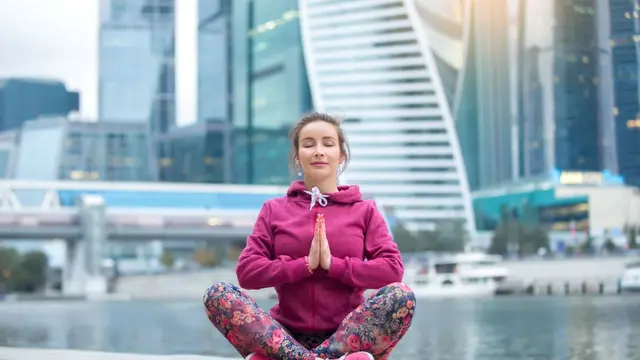 Tips Latihan Yoga Ringan Menjelang Berbuka Puasa untuk Mengurangi Lemas Saat Puasa