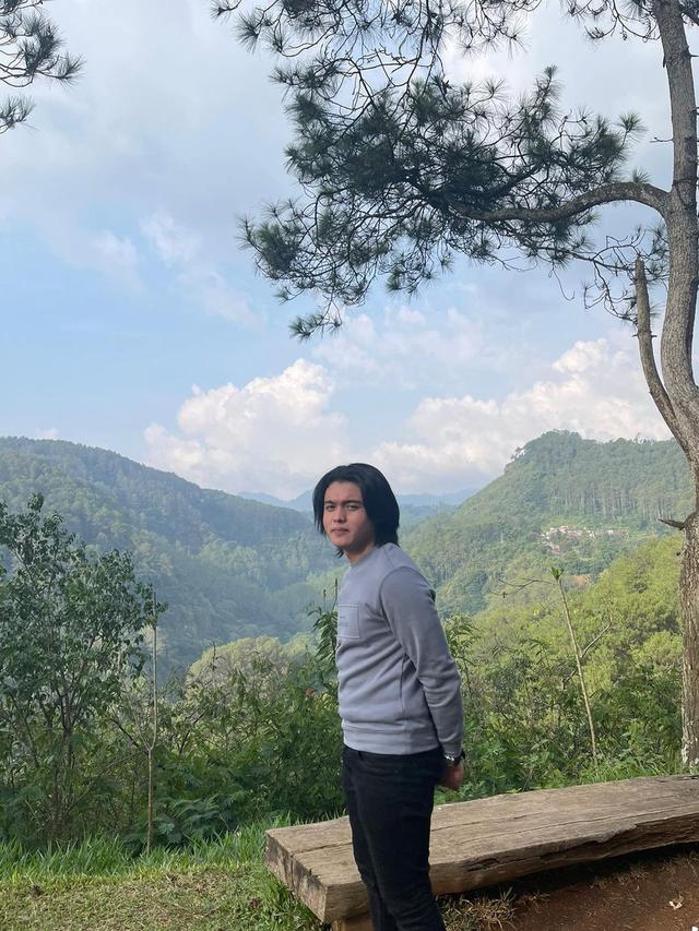 7 Potret Restu, Putra Charly van Houten yang Ikut Terjun di Dunia Musik