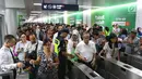 Petugas membantu penumpang melakukan tap kartu saat akan menggunakan layanan transportasi Moda Raya Terpadu (MRT) pada libur lebaran 2019 di Stasiun MRT Bundaran HI, Jakarta, Kamis (6/6/2019). Meski sudah berbayar, masyarakat tetap antusias mencoba MRT di libur Idul Fitri. (Liputan6.com/Johan Tallo)