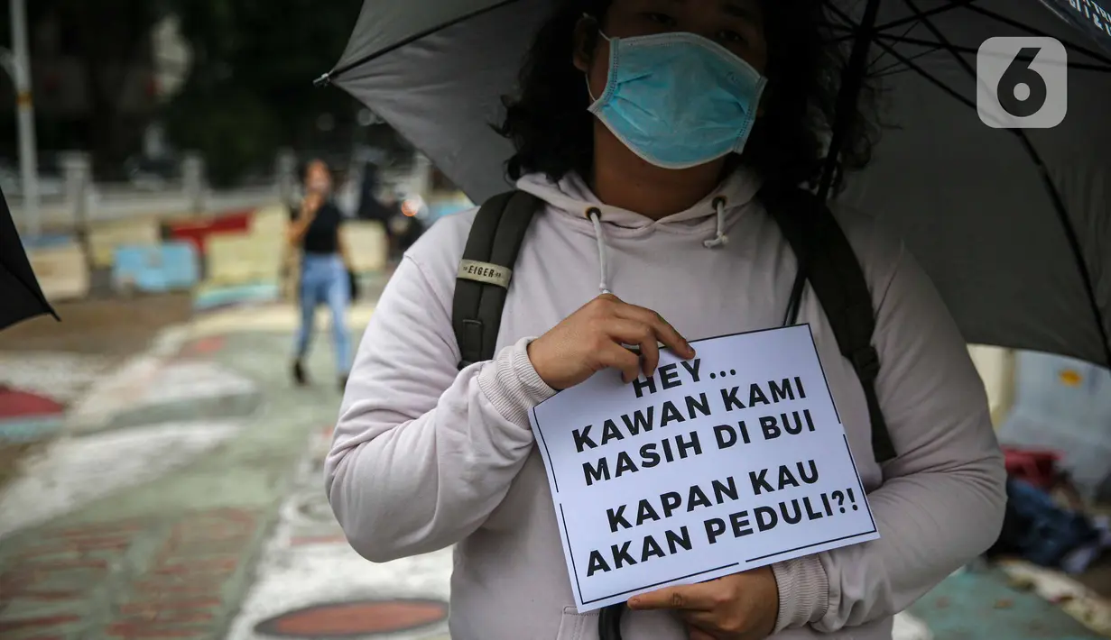 Massa yang tergabung dalam Aliansi Menolak Lupa menggelar aksi damai di kawasan Tugu Proklamasi, Jakarta, Kamis (15/10/2020). Dalam aksinya, mereka mengecam represifitas aparat kepolisian terhadap massa aksi, medis, jurnalis, dan masyarakat sipil lainnya. (Liputan6.com/Faizal Fanani)