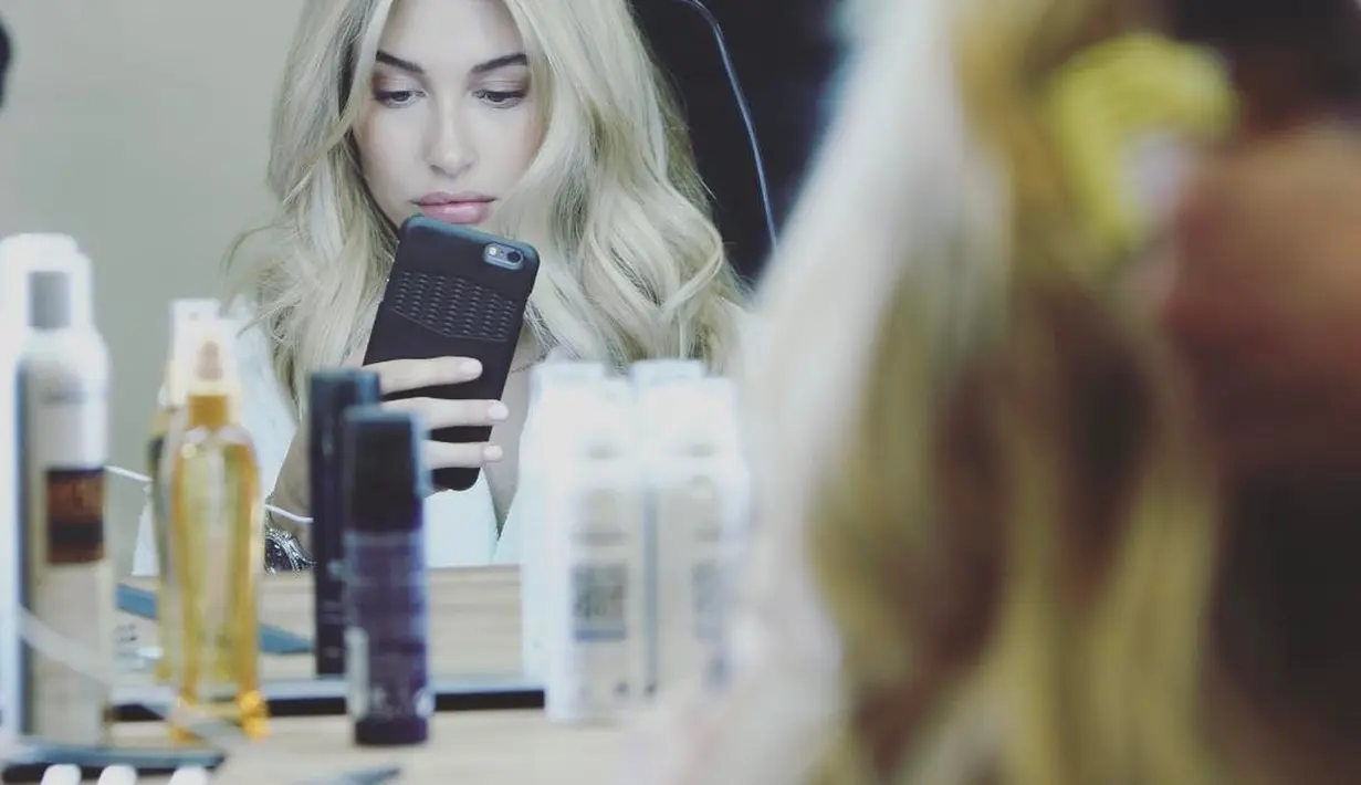 Ketika Hailey Baldwin mengabadikan kecantikannya lewat mirror selfie. (instagram/haileybaldwin)