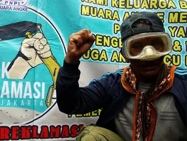 Masyarakat Nelayan Tradisional Teluk Jakarta mengenakan masker selam saat unjuk rasa di Kementerian Lingkungan Hidup dan Kehutanan, Jakarta, Kamis (3/11). Dalam aksinya, mereka meneriakkan pencabutan reklamasi di teluk Jakarta. (Liputan6.com/Johan Tallo)
