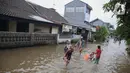 Sejumlah warga memilih bertahan di rumah masing-masing atau menumpang di rumah tetangga. (Liputan6.com/Angga Yuniar)