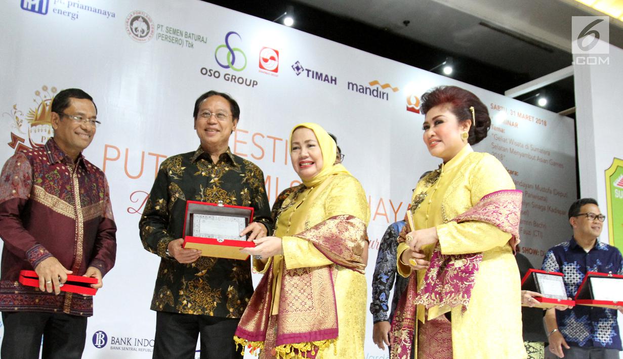 Politikus Djan Faridz, menerima cinderamata pada acara Festival Putri Bumi Sriwijaya (PBS) yang diselenggarakan oleh Indonesia Tionghoa di Jakarta, Kamis (29/3). (Liputan6.com/Pool/Agus)