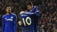 Gelandang Chelsea, Oscar, merayakan gol yang dicetaknya ke gawang MK Dons pada laga Piala FA. Pemain berkebangsaan Brasil itu berhasil mencetak hat-trick. (AFP/Ben Stansall)