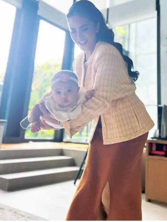 Tampak ia pun mengenakan anting-anting dengan model minimalis. Tak hanya bertemu, tampak Krisdayanti pun mengajak kedua cucunya bermain dengan seru. [@krisdayantilemos]
