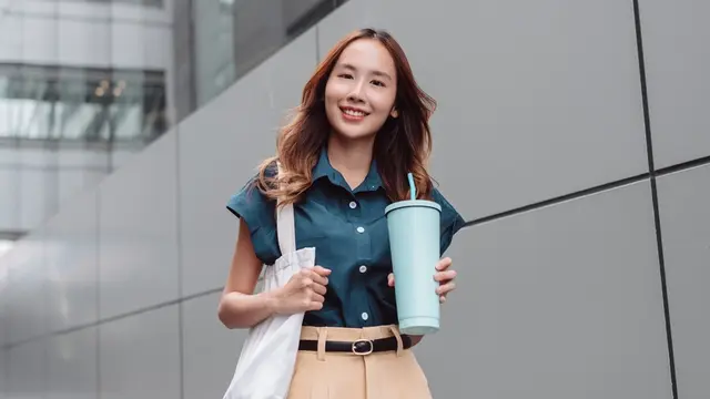 tersenyum cantik manis