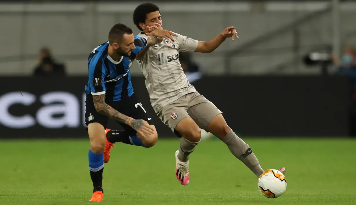 Gelandang Inter Milan Victor Moses berebut bola dengan pemain Shakhtar Donetsk, Taison pada pertandingan semifinal Liga Europa di Dusseldorf Arena, Senin (17/8/2020). Bungkam Shakhtar Donetsk 5-0, Inter Milan tantang Sevilla di final Liga Europa musim 2019/20. (Lars Baron/Pool Photo via AP)