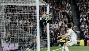 Aksi Manuel Neuer di laga Bayern Munchen versus Real Madrid di Bernabeu yang merupakan laga leg 1 perempat final Liga Champions. (Oscar DEL POZO / AFP)