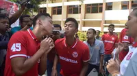 Pemain Timnas Indonesia U-19 mengikuti lomba pada HUT RI-73 di Yogyakarta. (Bola.com/Ronald Seger)