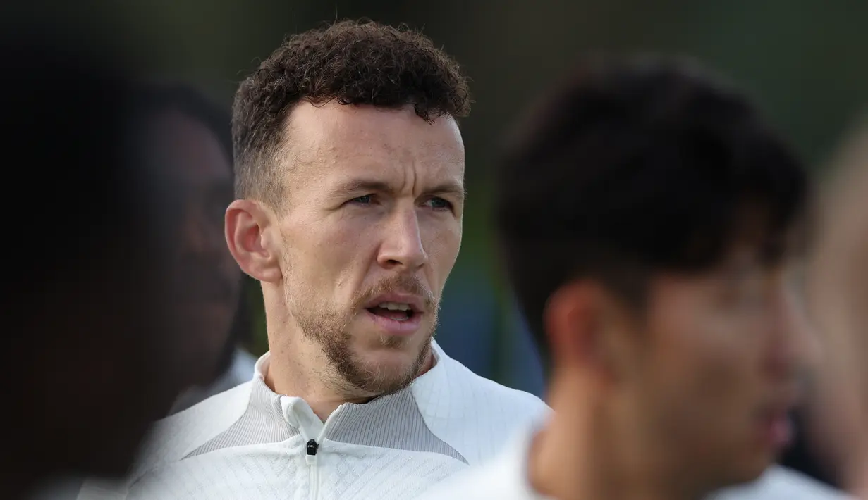 Gelandang Tottenham Hotspur, Ivan Perisic menghadiri sesi latihan tim di Tottenham Hotspur Football Club Training Ground di London utara pada 31 Oktober 2022. Marseille maupun Tottenham pasti sadar, terpeleset di laga terakhir ini akibatnya bisa sangat fatal. (AFP/Adrian Dennis)