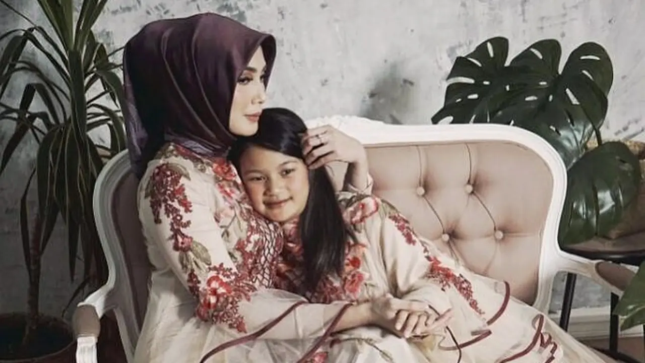 [Bintang] 8 Potret Saat Fenita Arie Mengenakan Hijab
