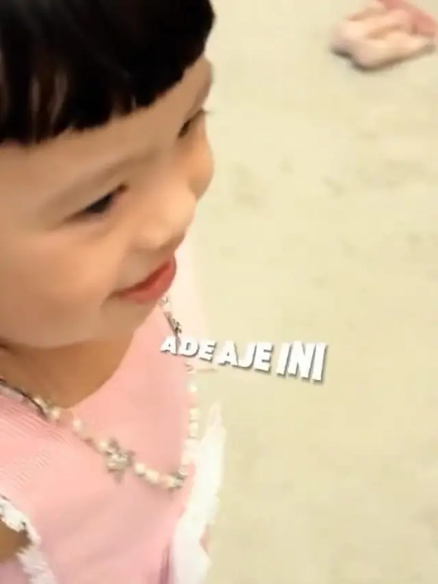 Potret Ameena saat jadi pengarah gaya pemotretan Aurel dan Atta Halilintar (Sumber: Instagram/@attahalilintar)