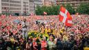 Para penggemar menyambut kedatangan Pembalap tim Jumbo-Visma, Jonas Vingegaard di Balai Kota Kopenhagen, Denmark pada 27 Juli 2022, beberapa hari setelah menjuarai balapan sepeda Tour de France 2022 di Paris. (AFP/Ritzau Scanpix/Emil Helms)