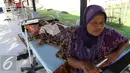 Seorang wanita duduk menunggu suaminya yang sedang menjalani perawatan di Rumah Sakit Umum Daerah Pidie Jaya, Aceh, Kamis (8/12). Selain meruntuhkan bangunan, gempa bumi berkuatan 6,4 SR ini telah menelan banyak korban jiwa. (Liputan6.com/Angga Yuniar)