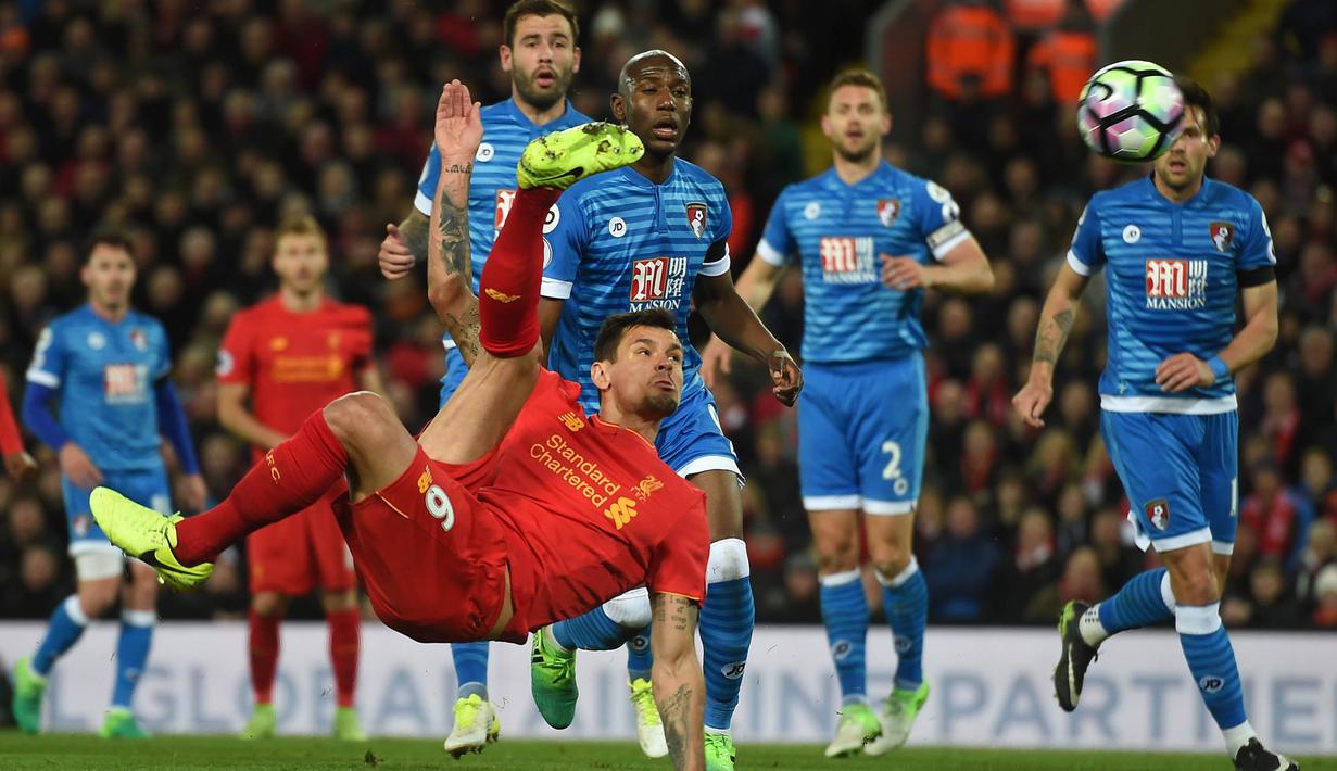 Bek Liverpool, Dejan Lovren, melepaskan tendangan salto saat menghadapi Bournemouth. Liverpool melepaskan delapan tendangan akurat dari 21 percobaan, sedangkan tim tamu hanya dua tembakan terukur dari tujuh kesempatan. (AFP/Paul Ellis).