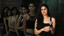 Sejumlah  model menunggu untuk tampil di hadapan juri selama audisi model Lakme Fashion Week (LFW) di Mumbai (13/6). Sekitar 153 model India dan internasional berpartisipasi untuk audisi koleksi LFW Winter/Festive 2017. (AFP Photo/Punit Paranjpe)