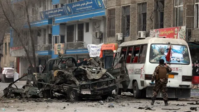 Ilustrasi ledakan bom di bus yang melanda ibu kota Kabul, Afghanistan pada Sabtu 6 Januari 2024 pagi. (Foto AP/Rahmat Gul)