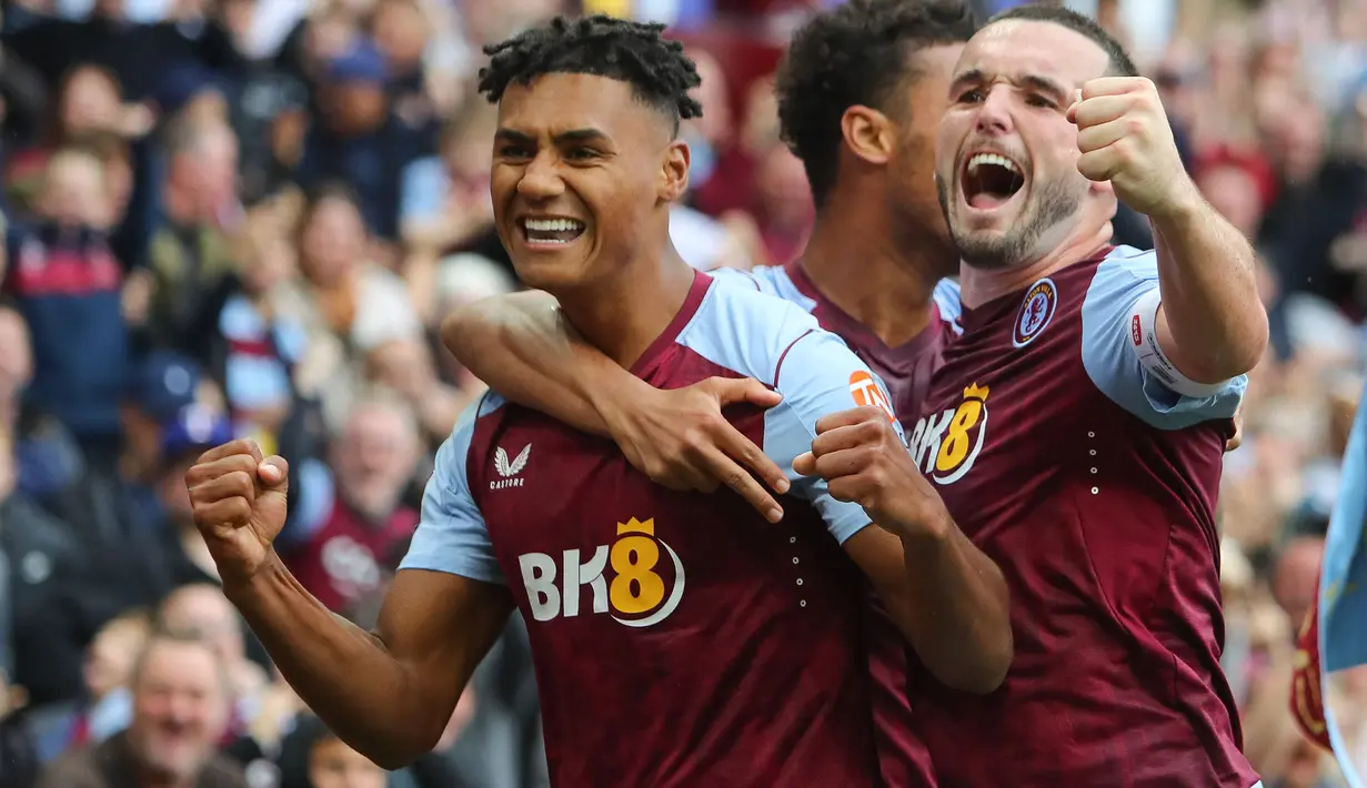 Ollie Watkins yang kini tengah menjalani musim keempat bersama Aston Villa menjadi pemain terbaru The Villans yang mampu mencetak 20 gol atau lebih dalam semusim di semua kompetisi. Hingga pekan ke-27 Premier League 2023/2024 ia telah mencetak total 21 gol di semua kompetisi, termasuk 16 gol di Premier League. Berkat ketajamannya, Aston Villa kini menempati peringkat ke-4 klasemen sementara meninggalkan Chelsea, Manchester United dan Tottenham Hotspur. (AFP/Geoff Caddick)