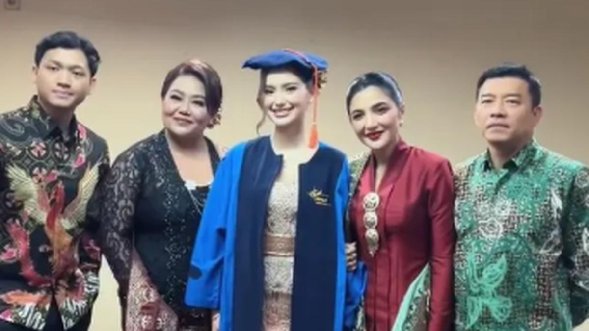Model Batik Sarimbit Ashanty dan Anang saat Hadiri Wisuda Sarah Menzel