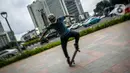 AKsi warga saat bermain skateboard di trotoar Jalan Sudirman-Thamrin, Jakarta, Jumat (5/3/2021). Gubernur DKI Jakarta Anies Baswedan mengizinkan trotoar untuk digunakan sebagai tempat bermain skateboard dengan beberapa kesepakatan. (Liputan6.com/Faizal Fanani)