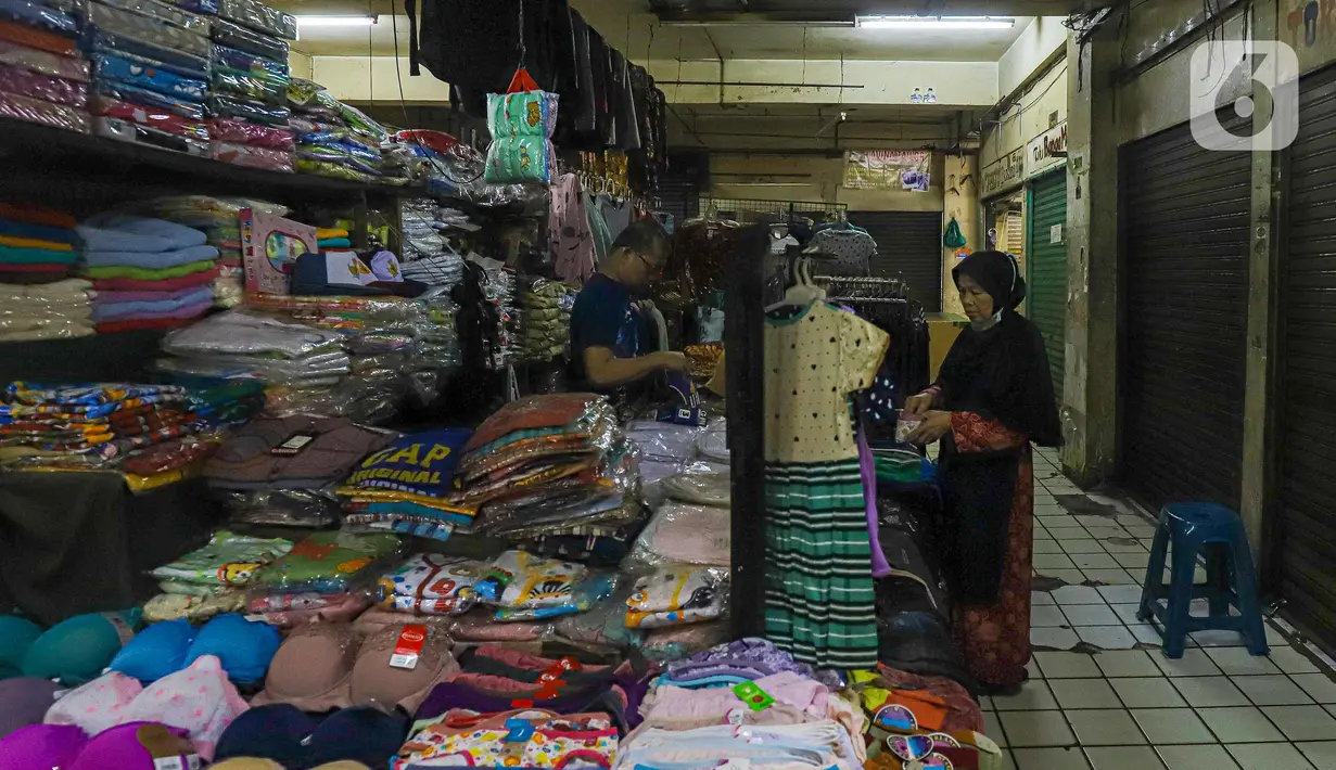Pedagang melayani pembeli di Pasar Mampamg, Jakarta, Jumat (28/10/2022). Sepinya pengunjung di Pasar Mampang membuat para pedagang memilih menjual atau menyewakan kiosnya. Para pedagang memilih menjual atau menyewakan kiosnya dan beralih memasarkan barang dagangannya secara daring atau online Sedangkan pihak pengelola merencanakan pada lantai tiga dan empat Pasar Mampang akan digunakan sebagai tempat berolahraga.  (Liputan6.com/Faizal Fanani)