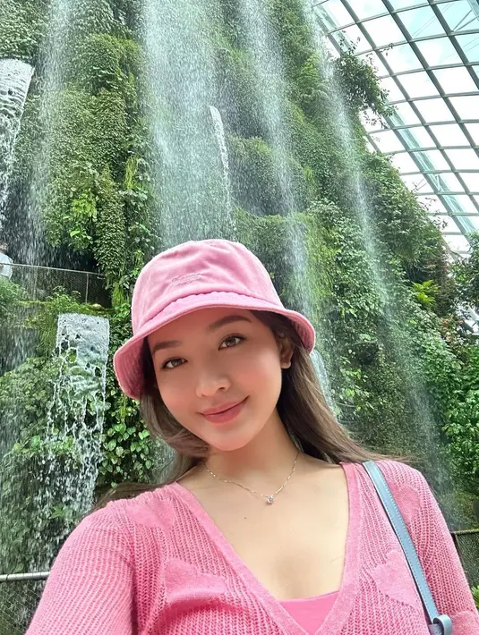 Gayanya makin kece dengan aksesori bucket hat warna senada dengan atasan yang dikenakannya. [Foto: IG/natashawilona12].