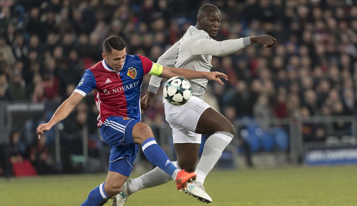 Pemain Basel, Marek Suchy (kiri) berebut bola dengan pemain Manchester United, Romelu Lukaku pada laga grup A Liga Champions di St. Jakob-Park stadium, Basel, Swiss, (22/11/2017). MU kalah 0-1 dari Basel. (Georgios Kefalas/Keystone via AP)