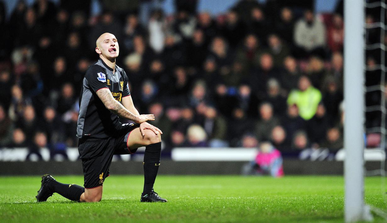 Pemain kelima Liverpool yang diusir wasit kala menghadapi Setan Merah pada era Premier League adalah Jonjo Shelvey. Gelandang Liverpool itu mendapat kartu merah pada laga pekan kelima Liga Inggris tepatnya 23 September 2012. (AFP/Paul Barker)
