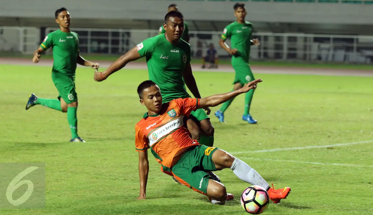 Pemain PS Bengkulu, Edo F (depan) berebut bola atas dengan pemain Persikabo dalam laga lanjutan Liga 2 di Stadion Pakansari, kab Bogor, Minggu (23/4). Persikabo kalah 1-4 dari PS Bengkulu. (Liputan6.com/Helmi Fithriansyah)