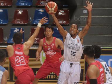 Pebasket Pacific Caesar, David Seagers (3kanan) melakukan adangan saat melawan Garuda Bandung pada laga Perbasi Cup 2017 di Sports Mall, Kelapa Gading, Jakarta, (06/11/2017). Pacific Caesar menang 66-63. (Bola.com/Nick Hanoatubun)