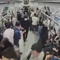 Rekaman tersangka di Korea Selatan mengenakan hoodie hitam dan masker (tengah) memicu kepanikahan terkait penikaman massal di lorong kereta bawah tanah Seoul. (Kantor Polisi Jungbu Seoul)