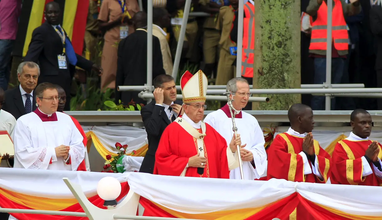 Paus Francis saat memimpin massa di kuil Uganda Martir di Namugongo, Uganda, (28/11). (REUTERS/James Akena)
