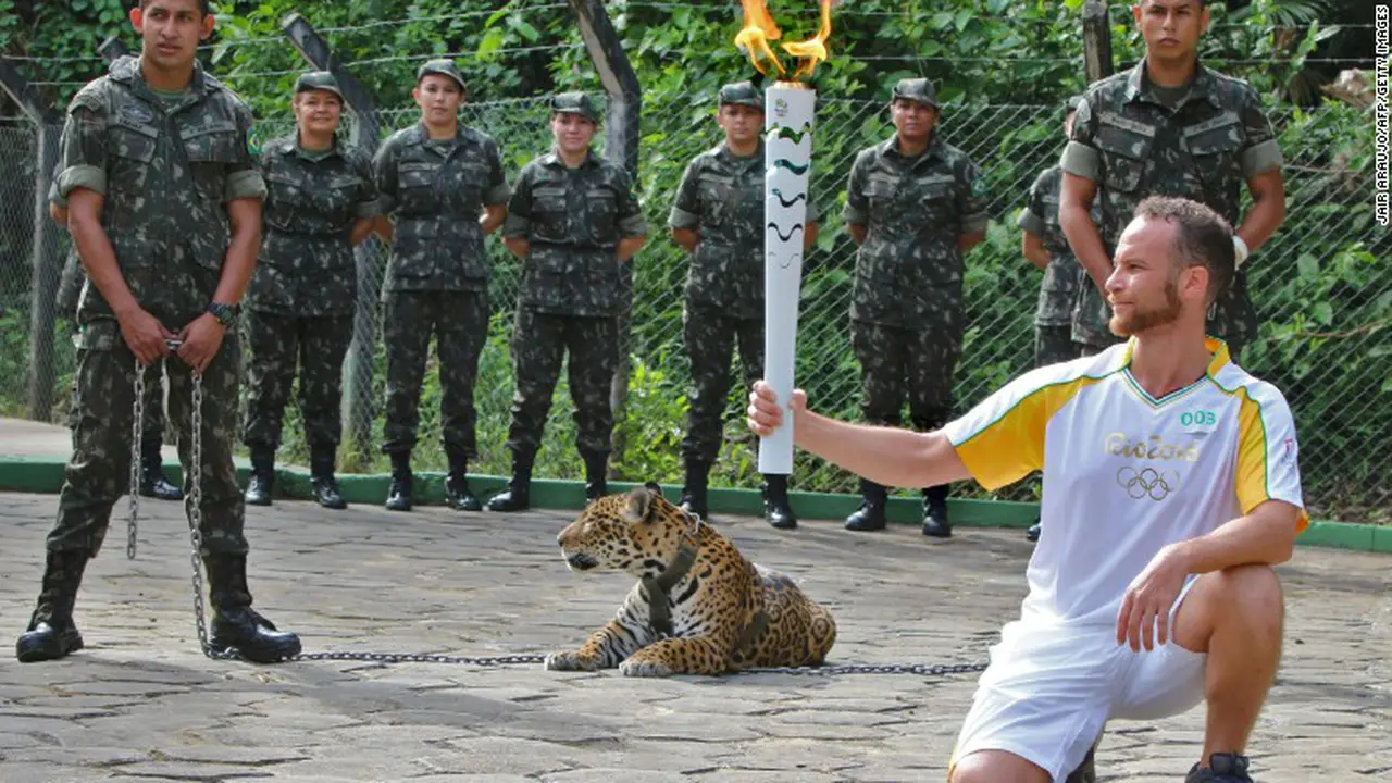 Jaguar di acara estafet Olimpiade Rio 2016. (CNN)