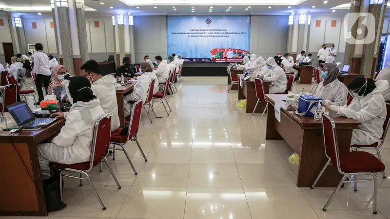 FOTO: Vaksinasi 1000 Pekerja di Peringatan Hari Buruh Internasional