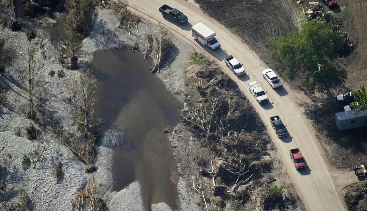 Luapan air dari sungai menghantam berbagai wilayah, terutama di Kerr County, wilayah yang dikenal sebagai "Flash Flood Alley" di Texas Tengah. (AP Photo/Gerald Herbert)