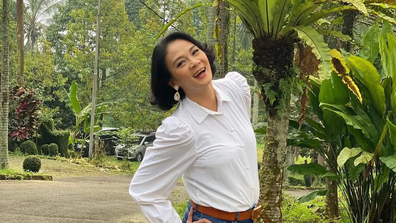 7 Potret Gaya Dian Nitami, Tetap Awet Muda di Usia 50