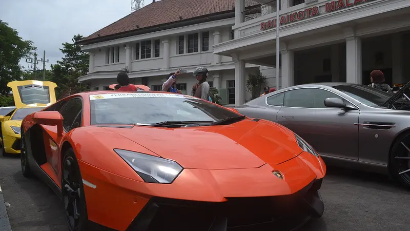 Balai Kota Malang Berubah Jadi Tempat Parkir Ferrari