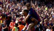 Pemain Barcelona, Ronald Araujo, merayakan gol yang dicetaknya ke gawang Rayo Vallecano dalam laga jornada 29 La Liga Spanyol di Camp Nou, Minggu (22/3/2026) malam WIB. (Josep LAGO / AFP)