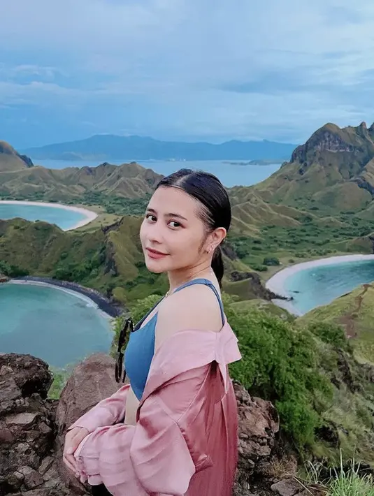 Mengenakan pakaian olahraga, Prilly pun tampil wajah glowing tanpa makeup dengan rambut yang diikat ke belakang.  Credit: Instagram (@prillylatuconsina96)