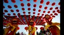 Penampilan barongsai saat pembukaan pameran kuil untuk perayaan Tahun Baru Cina di Ditan Park,  Beijing (18/2/2015). Tahun Baru Imlek pada 19 Februari akan menyambut Tahun Domba . (REUTERS / Kim Kyung-Hoon)